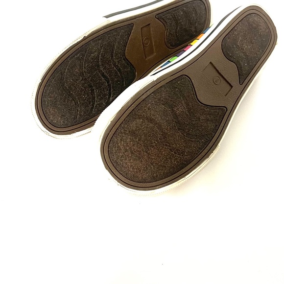 Women's size 8 slip on Tennis shoe. - NEW ITEM - Picture 4 of 4